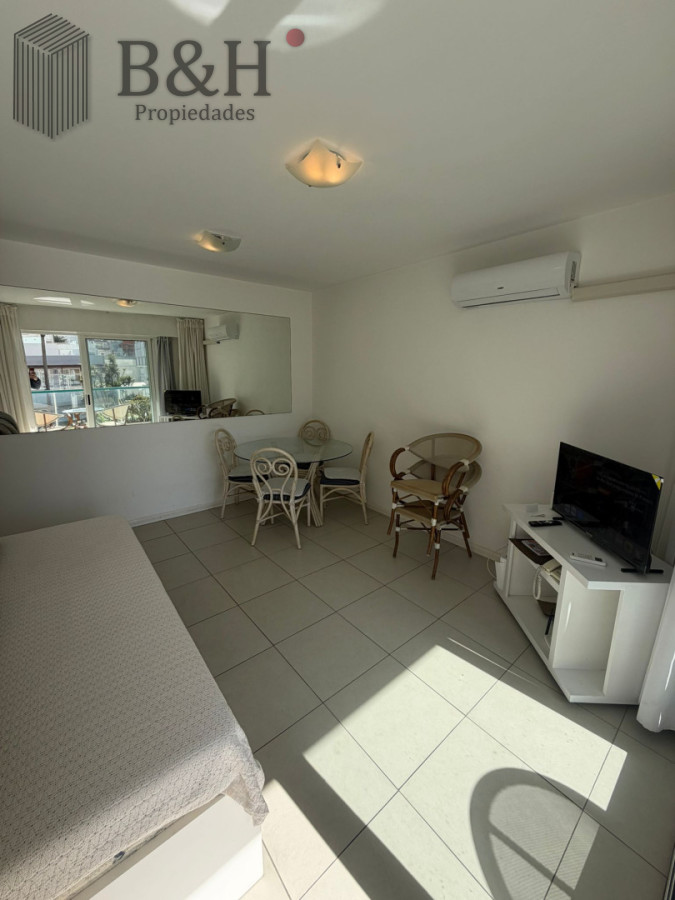 Apartamento ID.8123 - Apartamento de 1 dormitorio en Venta en Punta del este , Península , Bajos gastos a pasos del mar 