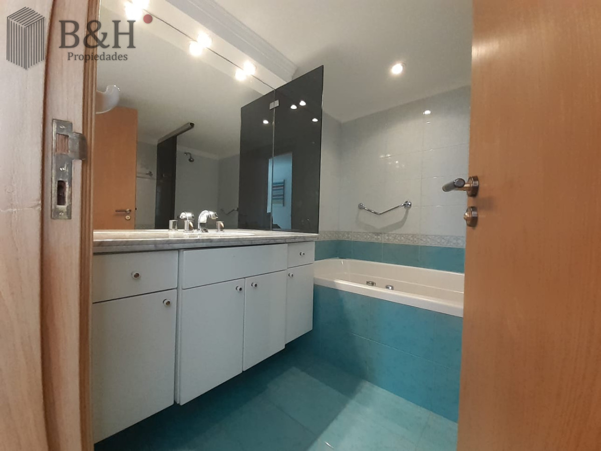 Apartamento ID.6755 - Apartamento en venta de 3 dormitorios en Punta del este , Playa brava , 