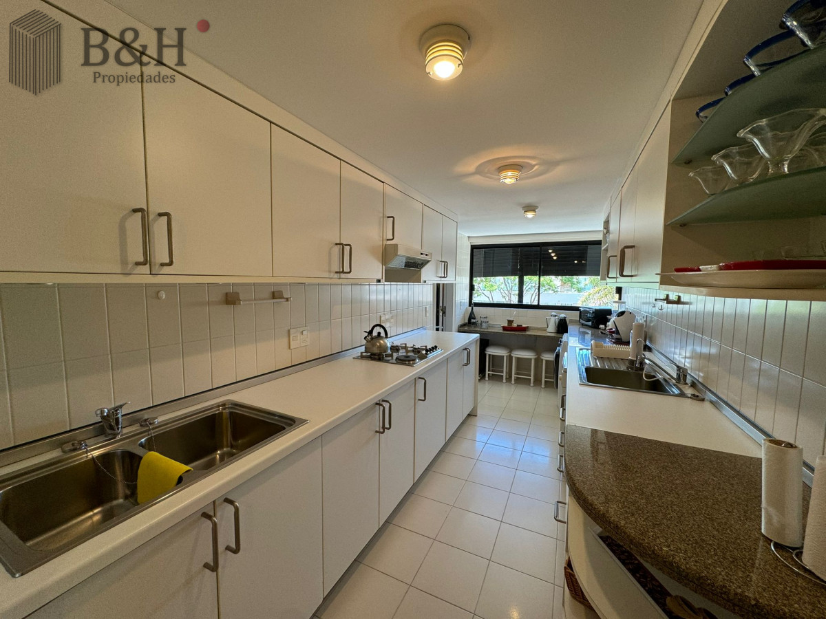 Apartamento ID.7377 - Apartamento en Venta de 3 Dormitorios en Punta del este , Puerto , Península , Edificio Portofino