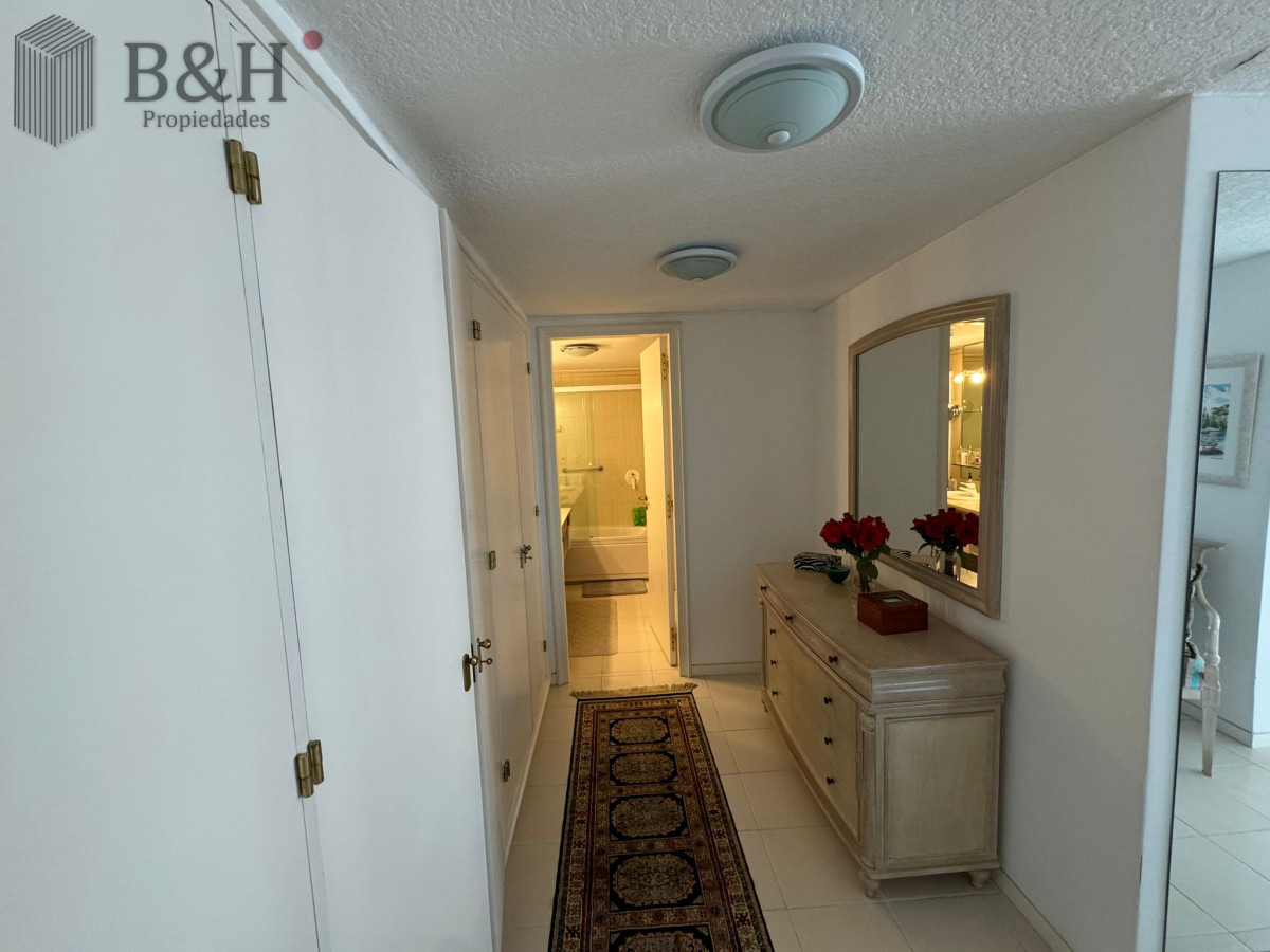 Apartamento ID.7377 - Apartamento en Venta de 3 Dormitorios en Punta del este , Puerto , Península , Edificio Portofino