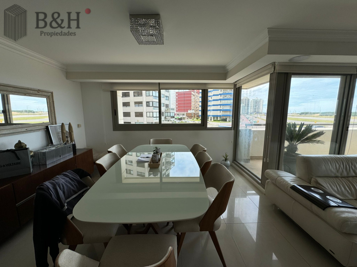 Apartamento ID.7334 - Apartamento de 4 dormitorios en Punta del este , Torre imperiale . Playa brava 