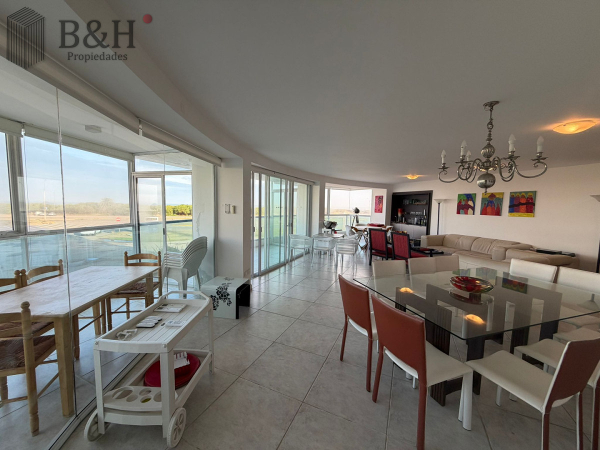 Apartamento ID.6755 - Apartamento en venta de 3 dormitorios en Punta del este , Playa brava , 