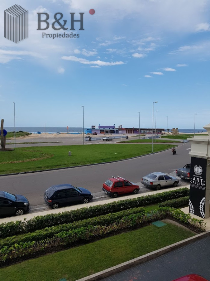 Apartamento de 4 dormitorios en Punta del este , Torre imperiale . Playa brava  - BYH7334A
