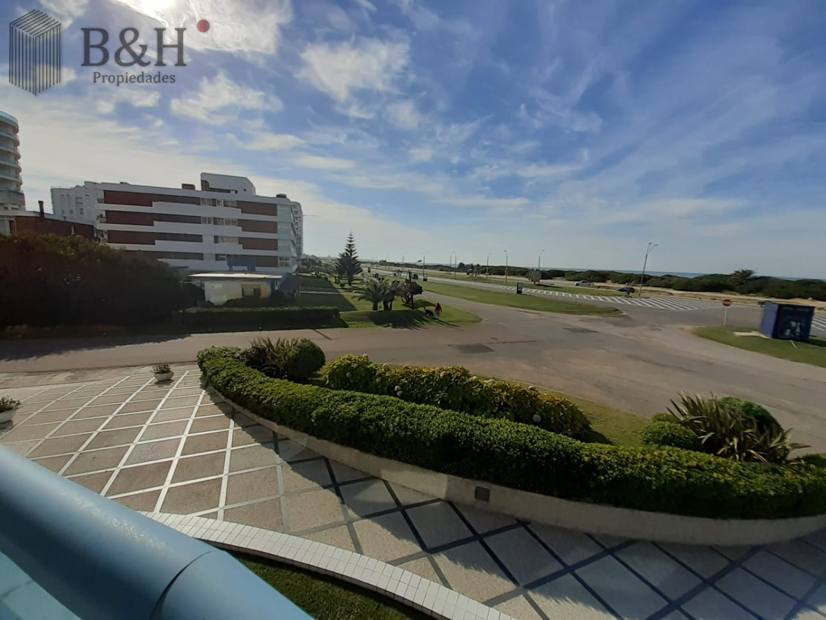 Apartamento ID.6755 - Apartamento en venta de 3 dormitorios en Punta del este , Playa brava , 