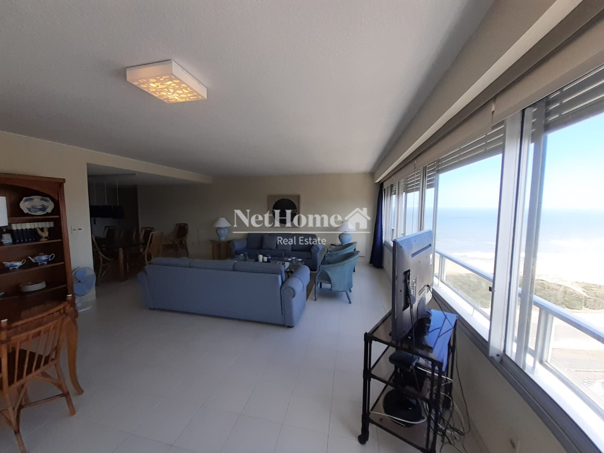Apartamento ID.106 - Playa Brava Apartamento 3 Dormitorios en Primera Línea