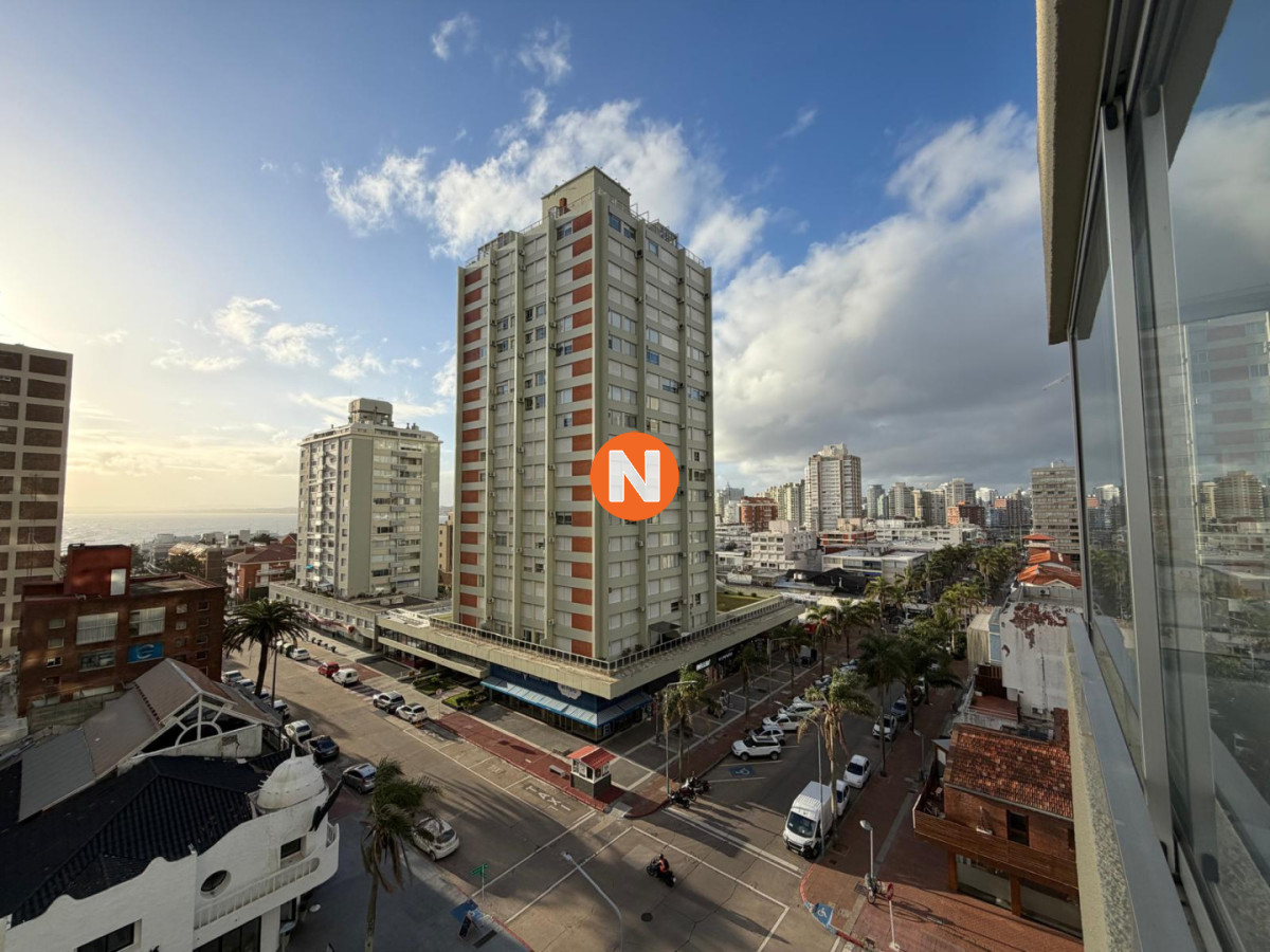 Apartamento Ref.225404 - Apartamento en Venta de 2 dormitorios y medio en Punta del este , Gorlero , Península 
