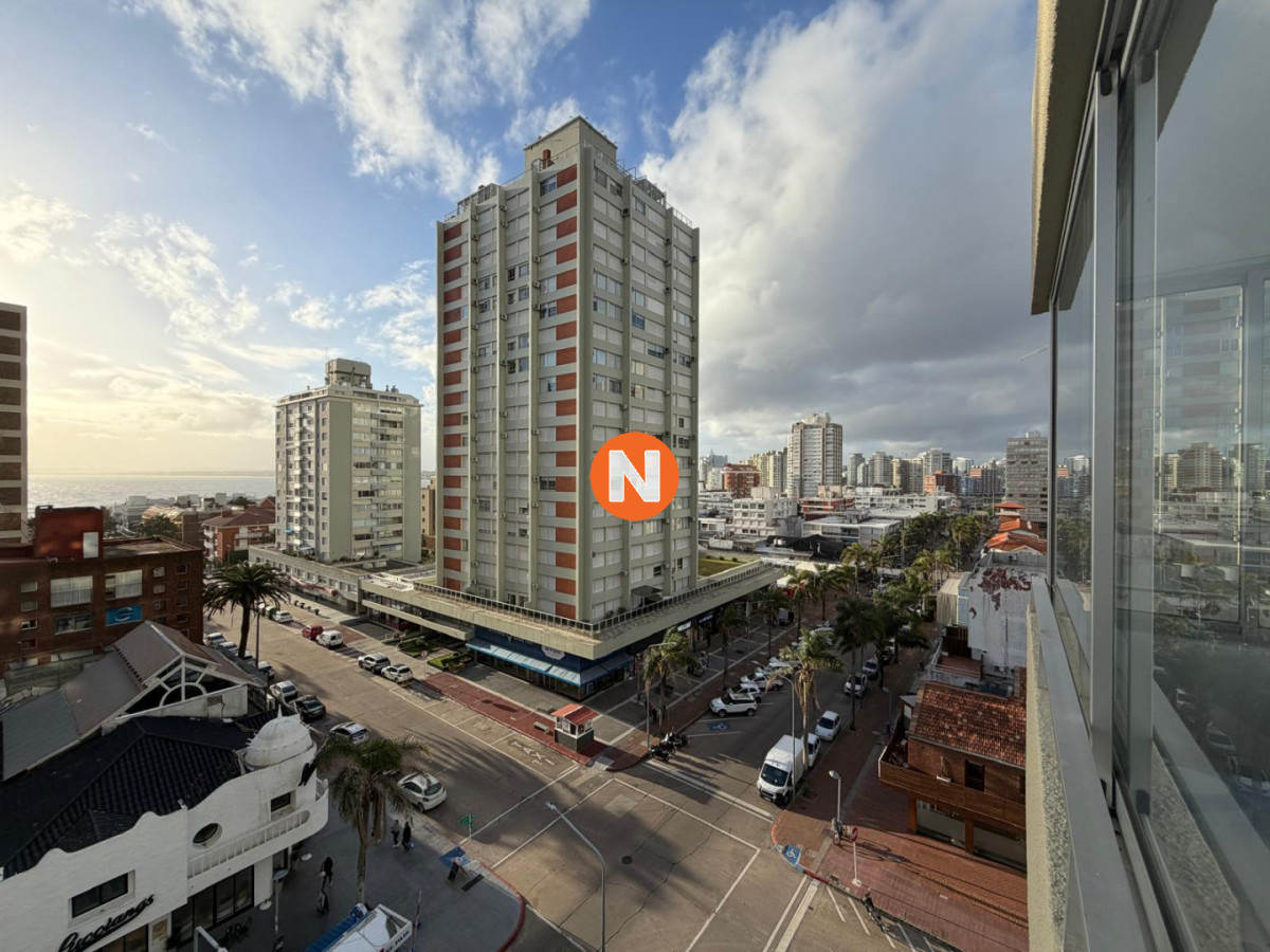 Apartamento Ref.225404 - Apartamento en Venta de 2 dormitorios y medio en Punta del este , Gorlero , Península 