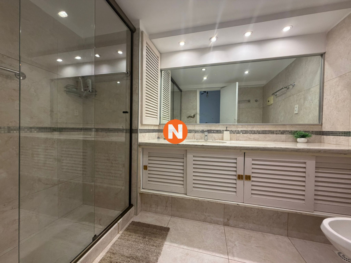 Apartamento Ref.225406 - Apartamento en Venta de 3 dormitorio en Punta del este . Playa mansa , Parada 1 