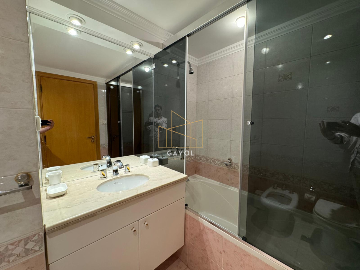 Apartamento ID.1072 - Apartamento en Venta de 3 dormitorios en Punta del este , Playa Brava , Torre Nueva York , Vista al mar 