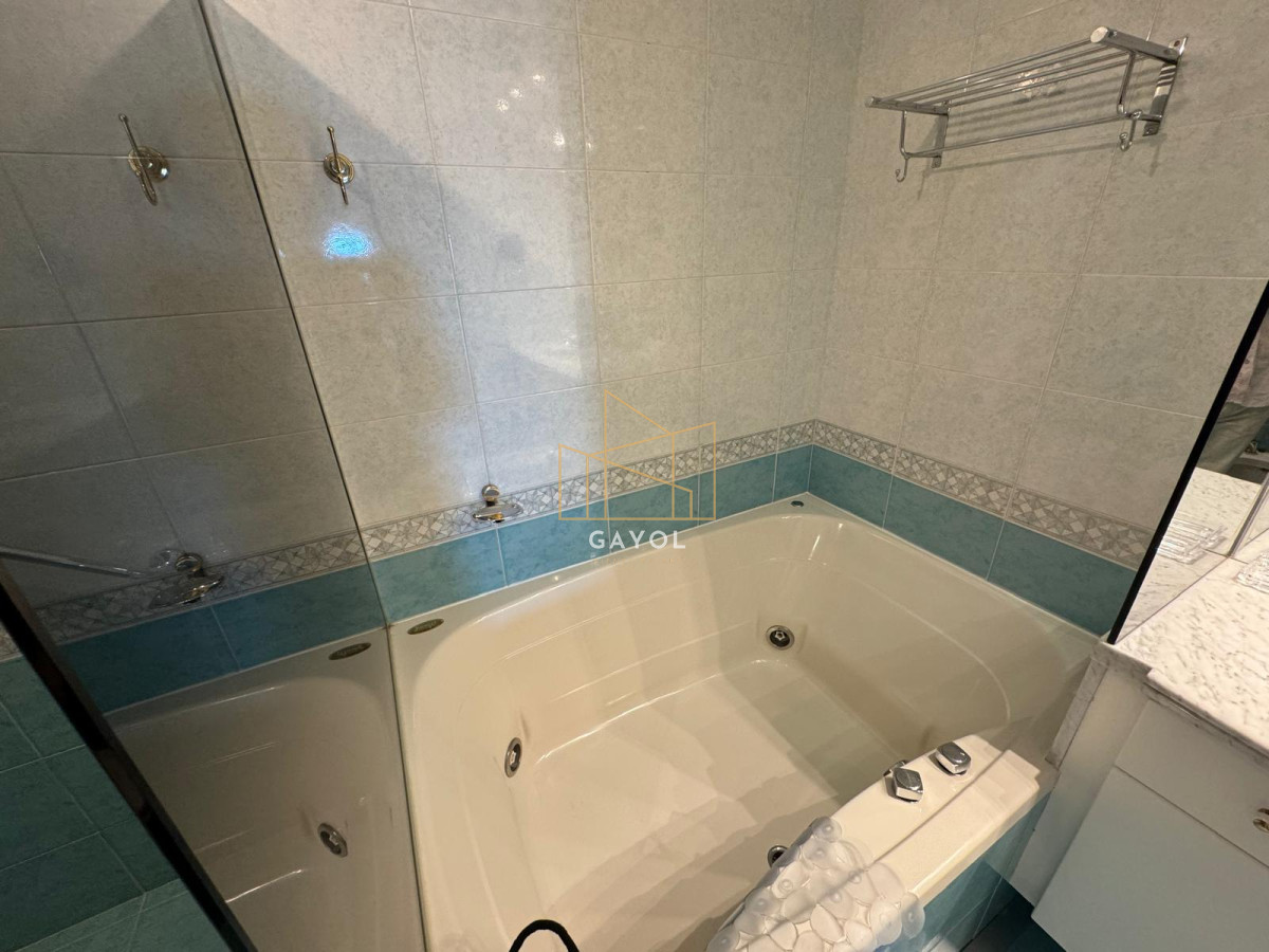 Apartamento ID.1072 - Apartamento en Venta de 3 dormitorios en Punta del este , Playa Brava , Torre Nueva York , Vista al mar 