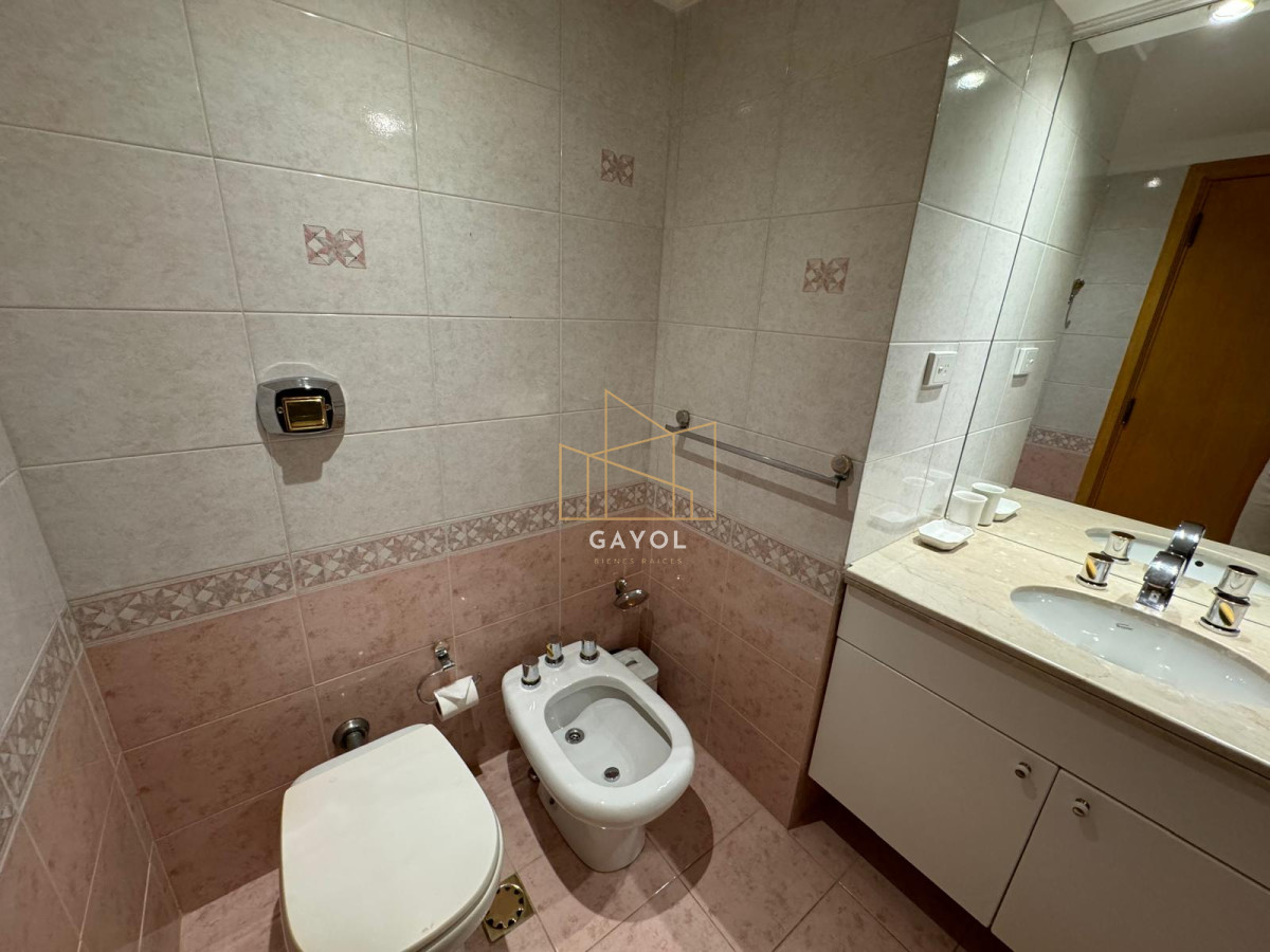 Apartamento ID.1072 - Apartamento en Venta de 3 dormitorios en Punta del este , Playa Brava , Torre Nueva York , Vista al mar 