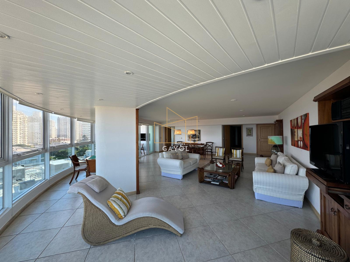 Apartamento ID.1072 - Apartamento en Venta de 3 dormitorios en Punta del este , Playa Brava , Torre Nueva York , Vista al mar 