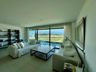 Venta apartamento tres dormitorios mas dependencia punta del este edificio tiburon terraza