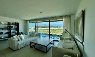 Venta apartamento tres dormitorios mas dependencia punta del este edificio tiburon terraza