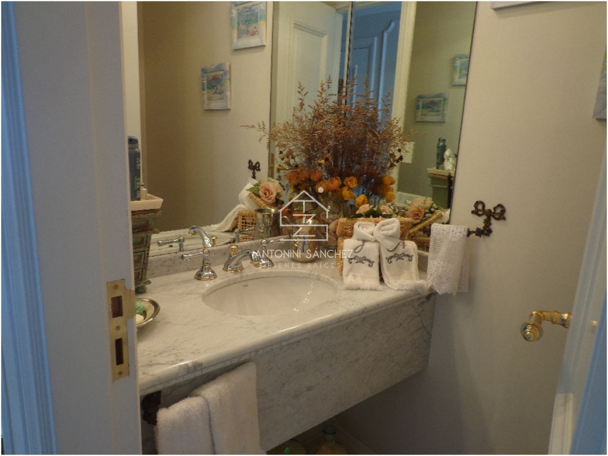 Apartamento ID.2857 - Apartamento en Venta de 3 dormitorios en Punta del este , Playa Mansa , Vista al mar , Edificio Coral