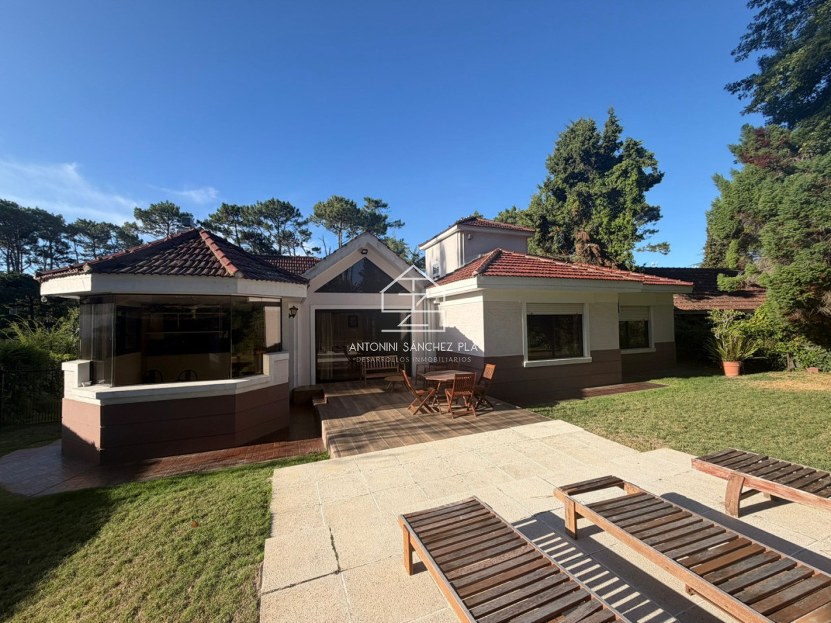 Casa ID.4048 - Casa en Alquiler anual Punta del este 3 dormitorios San Rafael , Parrillero , Piscina 