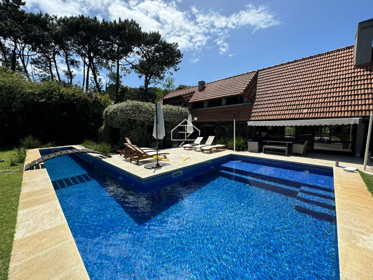 Casa ID.3969 - Casa en Venta de 5 dormitorios en Punta del este , Lugano , Playa brava 