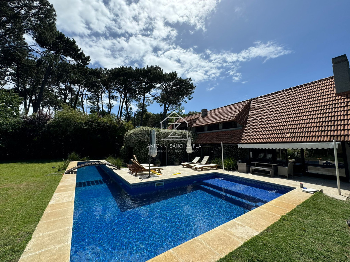 Casa ID.3969 - Casa en Venta de 5 dormitorios en Punta del este , Lugano , Playa brava 
