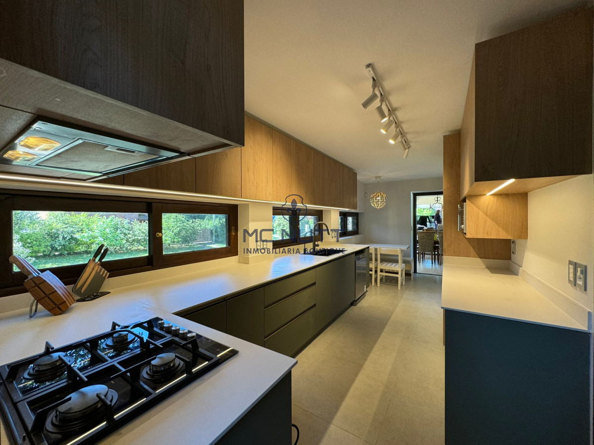 Casa ID.545/ - ESPECTACULAR CASA EN LUGANO 5 DORMITORIOS 4 BAÑOS 