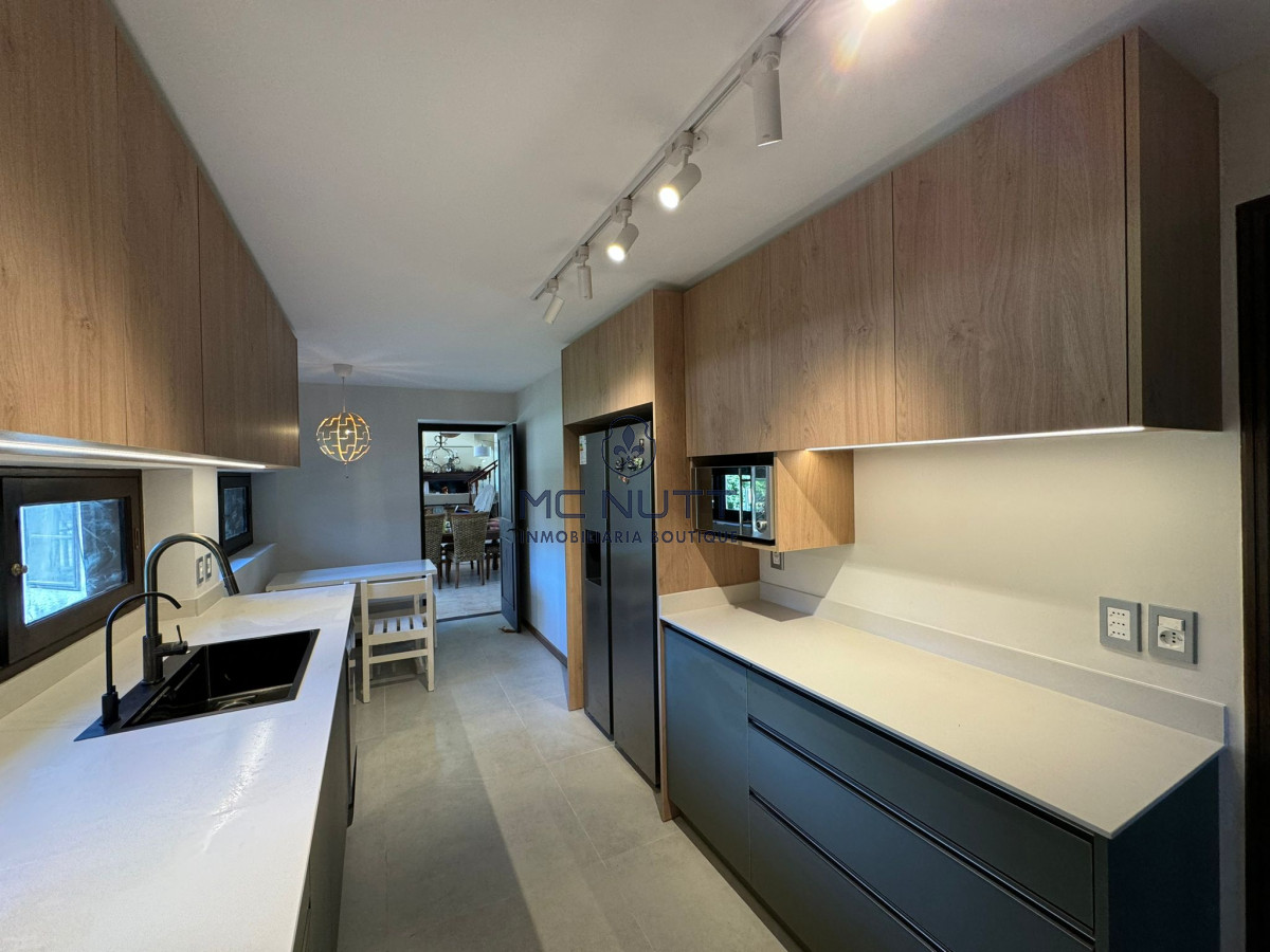 Casa ID.545/ - ESPECTACULAR CASA EN LUGANO 5 DORMITORIOS 4 BAÑOS 
