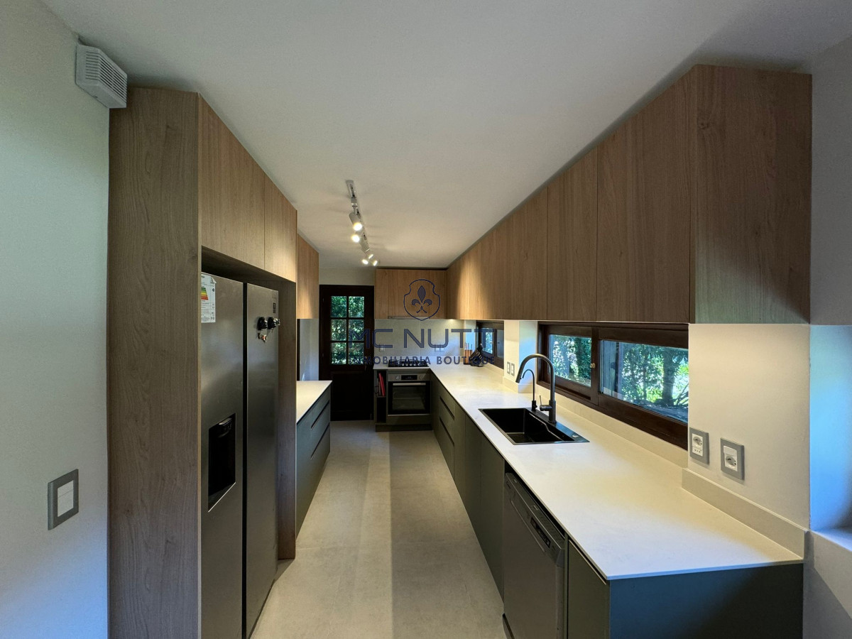 Casa ID.545/ - ESPECTACULAR CASA EN LUGANO 5 DORMITORIOS 4 BAÑOS 