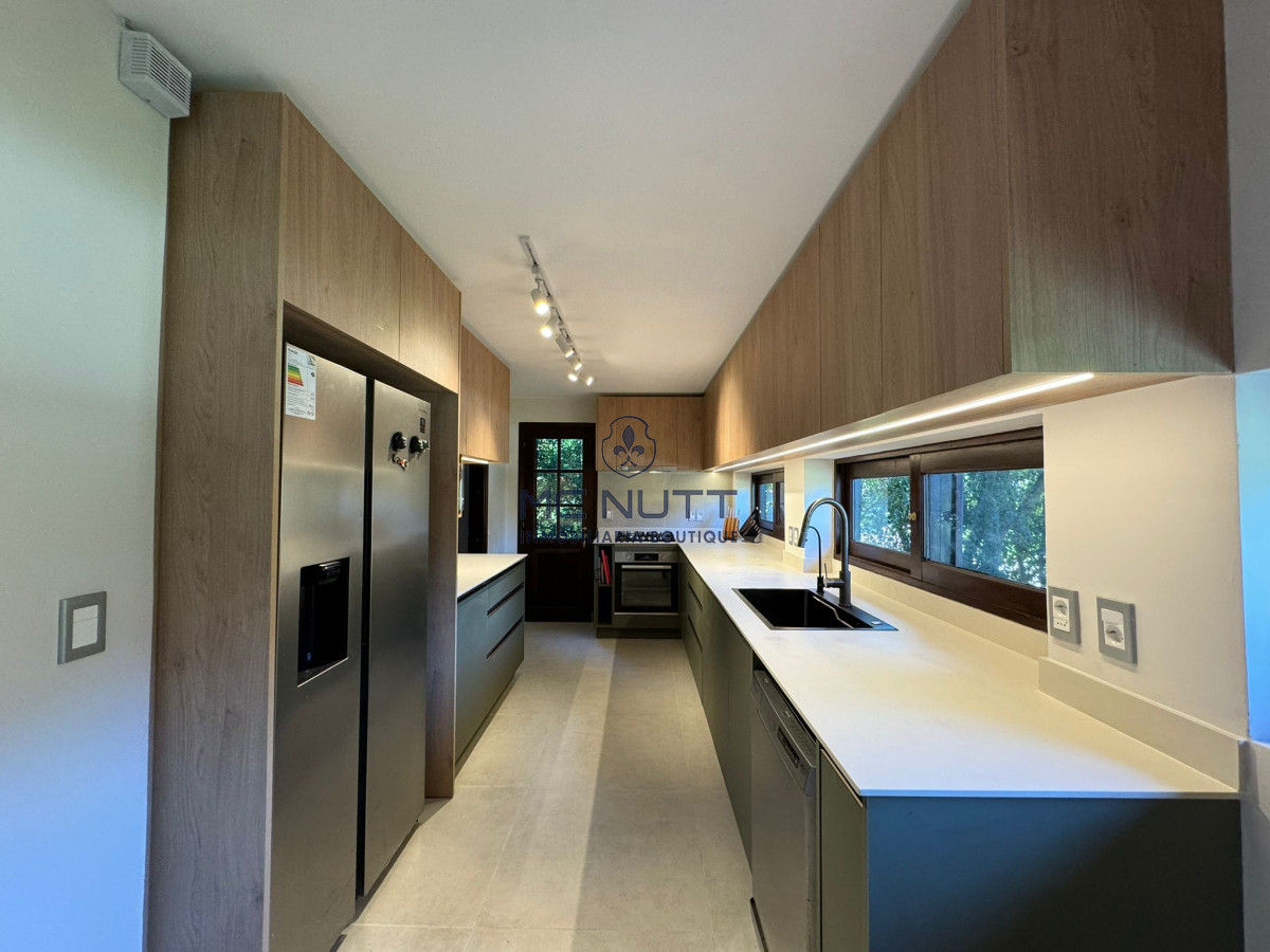 Casa ID.545/ - ESPECTACULAR CASA EN LUGANO 5 DORMITORIOS 4 BAÑOS 