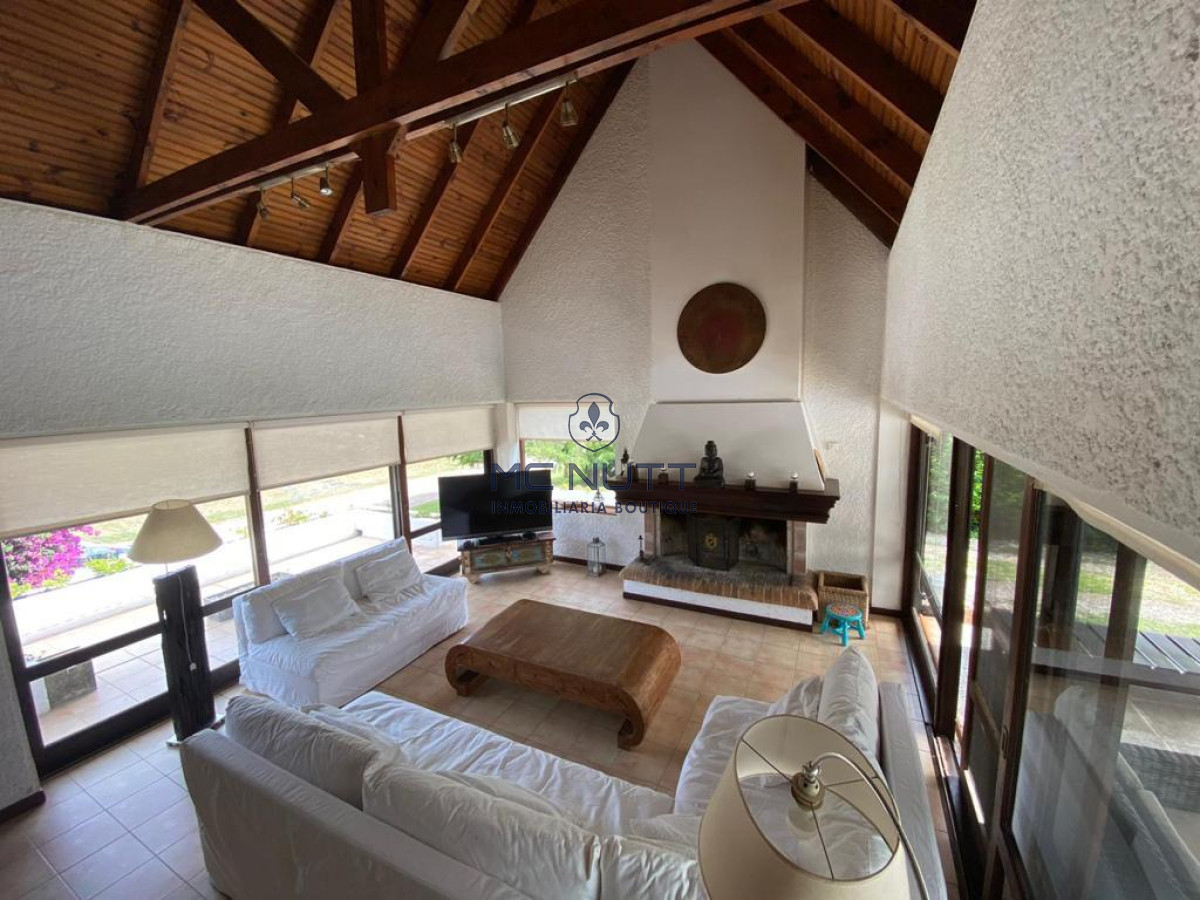 Casa ID.545/ - ESPECTACULAR CASA EN LUGANO 5 DORMITORIOS 4 BAÑOS 