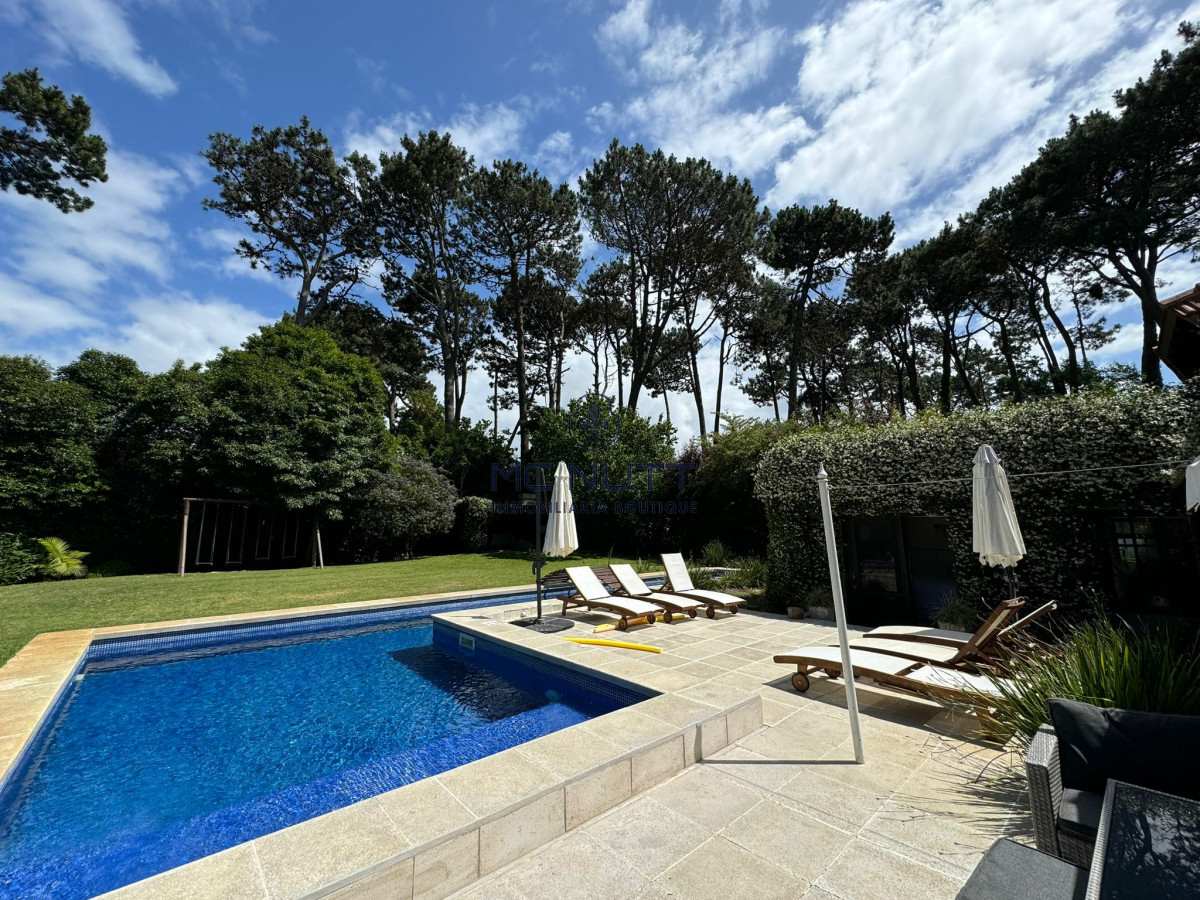 Casa ID.545/ - ESPECTACULAR CASA EN LUGANO 5 DORMITORIOS 4 BAÑOS 