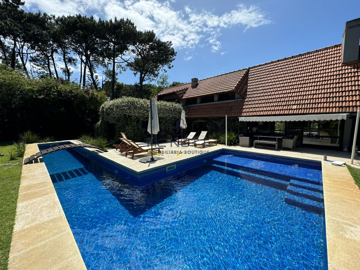 Casa ID.545/ - ESPECTACULAR CASA EN LUGANO 5 DORMITORIOS 4 BAÑOS 