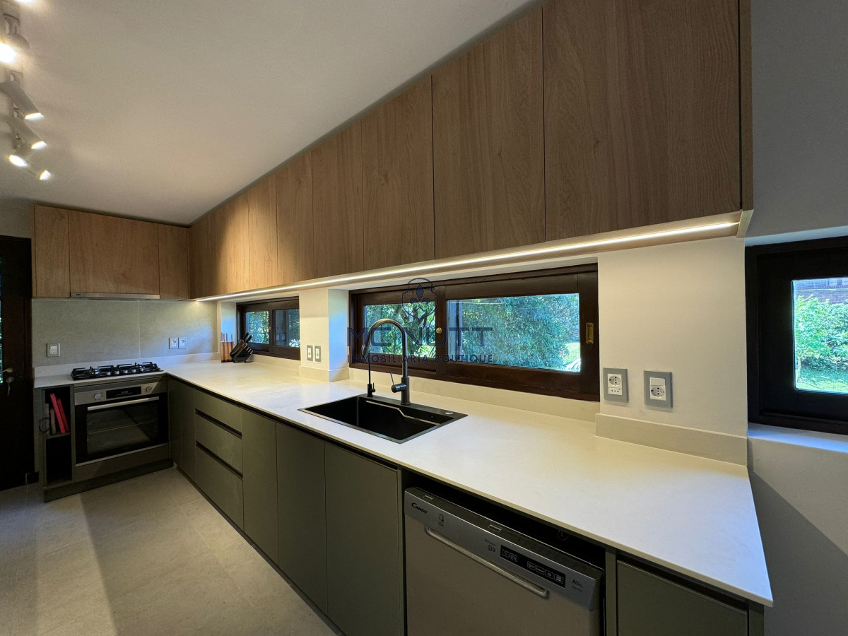 Casa ID.545/ - ESPECTACULAR CASA EN LUGANO 5 DORMITORIOS 4 BAÑOS 