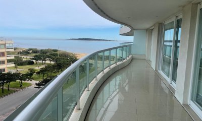 Apartamento en venta frente al mar en Punta del Este playa mansa