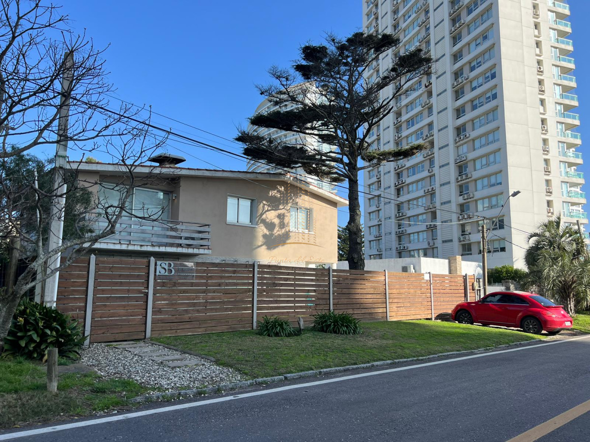 Casa ID.546 - Casa en venta en Punta del Este a metros del mar mansa