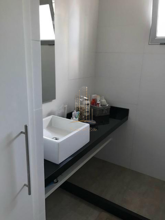 Casa ID.546 - Casa en venta en Punta del Este a metros del mar mansa