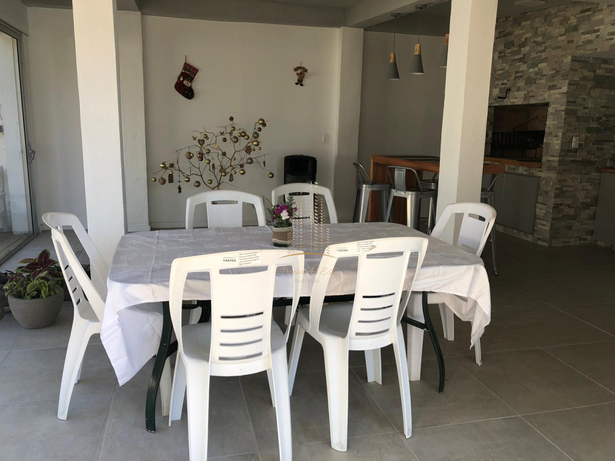 Casa ID.546 - Casa en venta en Punta del Este a metros del mar mansa