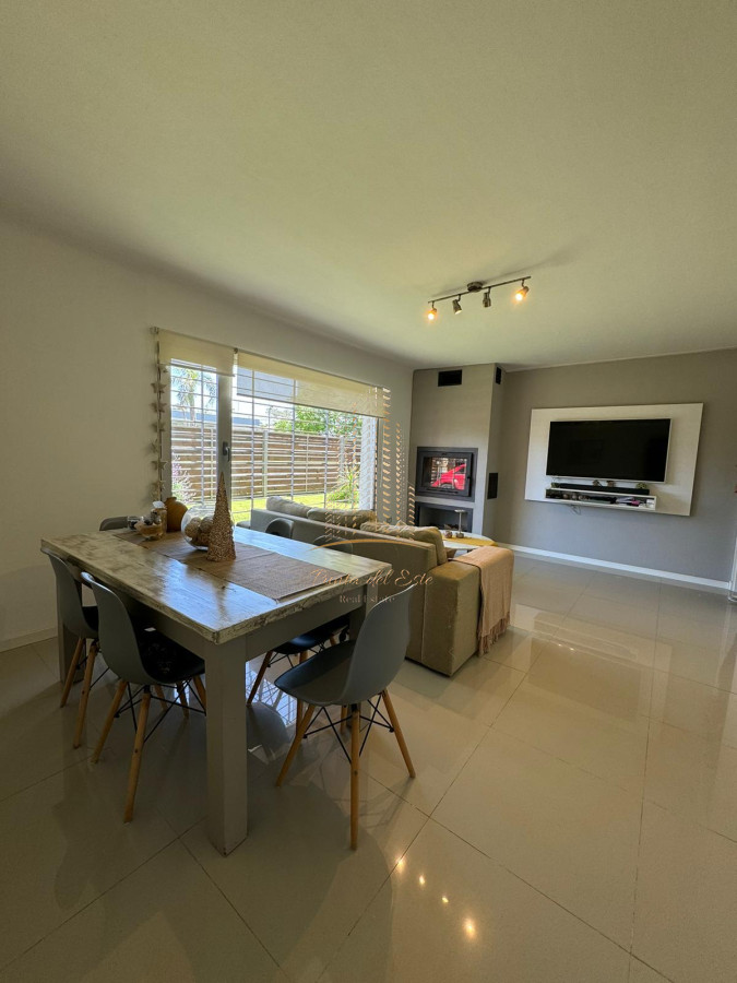 Casa ID.546 - Casa en venta en Punta del Este a metros del mar mansa