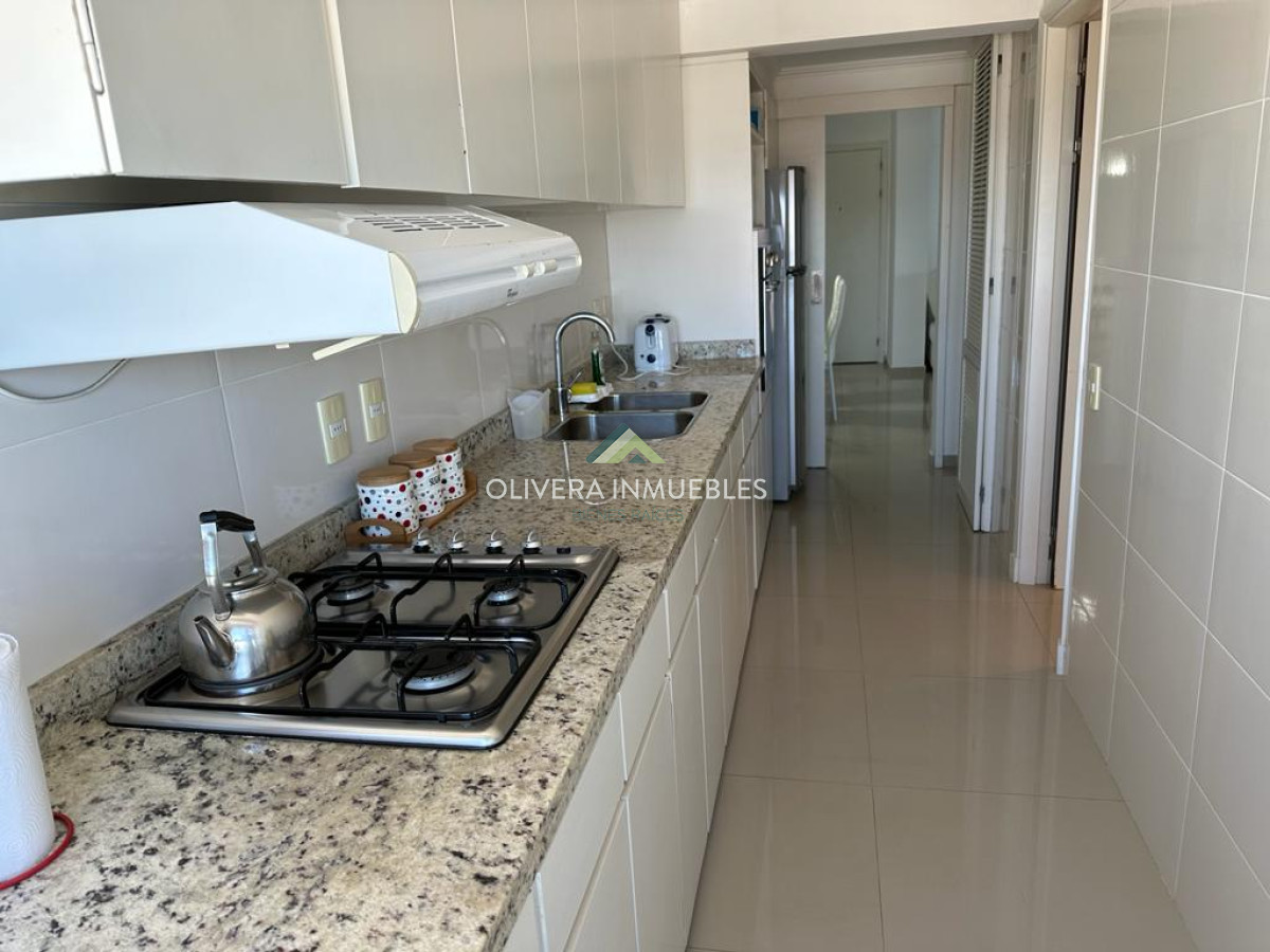 Apartamento ID.9943 - Alquiler Anual en Punta del Este Peninsula con Excente Vista 