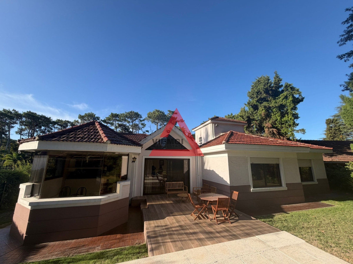 Casa ID.238 - Casa en Alquiler anual U$D 5500 Punta del este 3 dormitorios San Rafael , Parrillero , Piscina 
