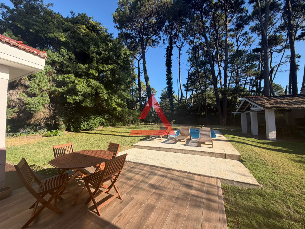 Casa ID.238 - Casa en Alquiler anual U$D 5500 Punta del este 3 dormitorios San Rafael , Parrillero , Piscina 