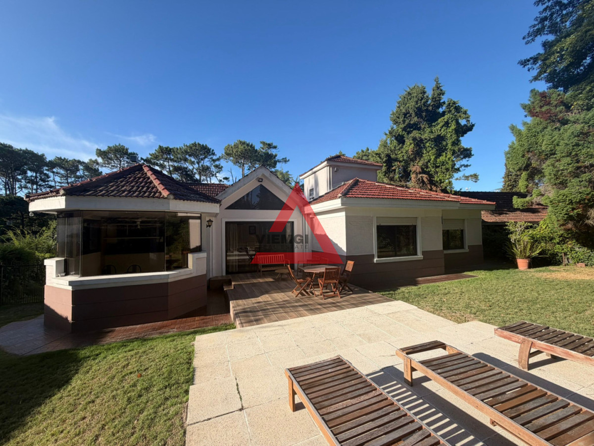 Casa ID.238 - Casa en Alquiler anual U$D 5500 Punta del este 3 dormitorios San Rafael , Parrillero , Piscina 