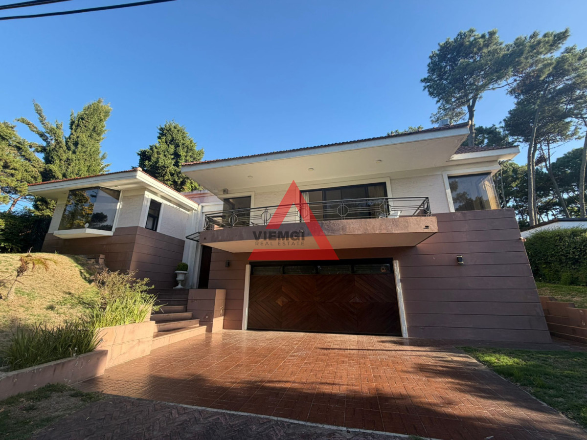 Casa ID.238 - Casa en Alquiler anual U$D 5500 Punta del este 3 dormitorios San Rafael , Parrillero , Piscina 