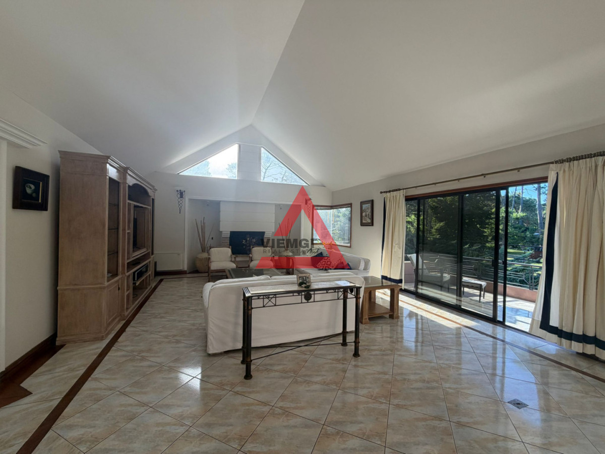 Casa ID.238 - Casa en Alquiler anual U$D 5500 Punta del este 3 dormitorios San Rafael , Parrillero , Piscina 