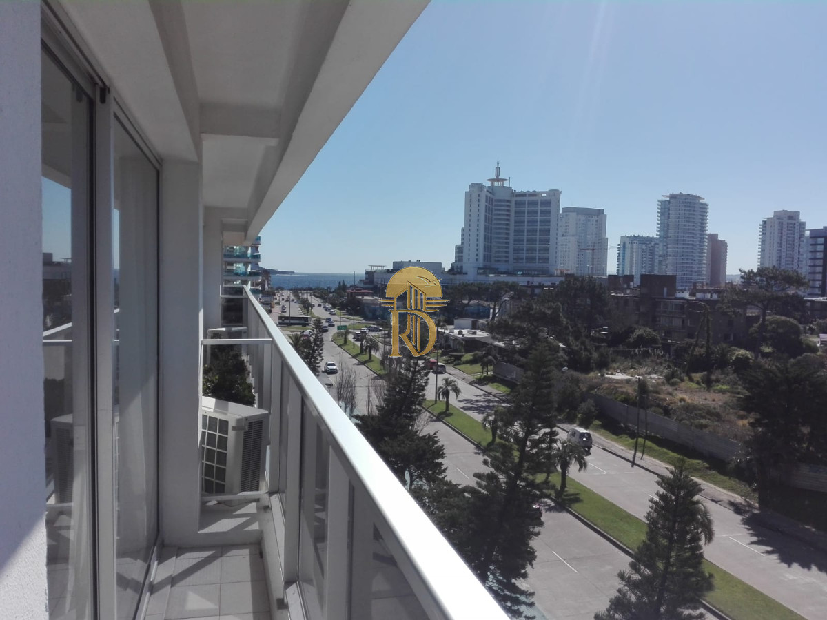 Apartamento en Venta de 2 dormitorios y medio en Punta del este , Playa Brava , Edificio Long Beach -id-818-1