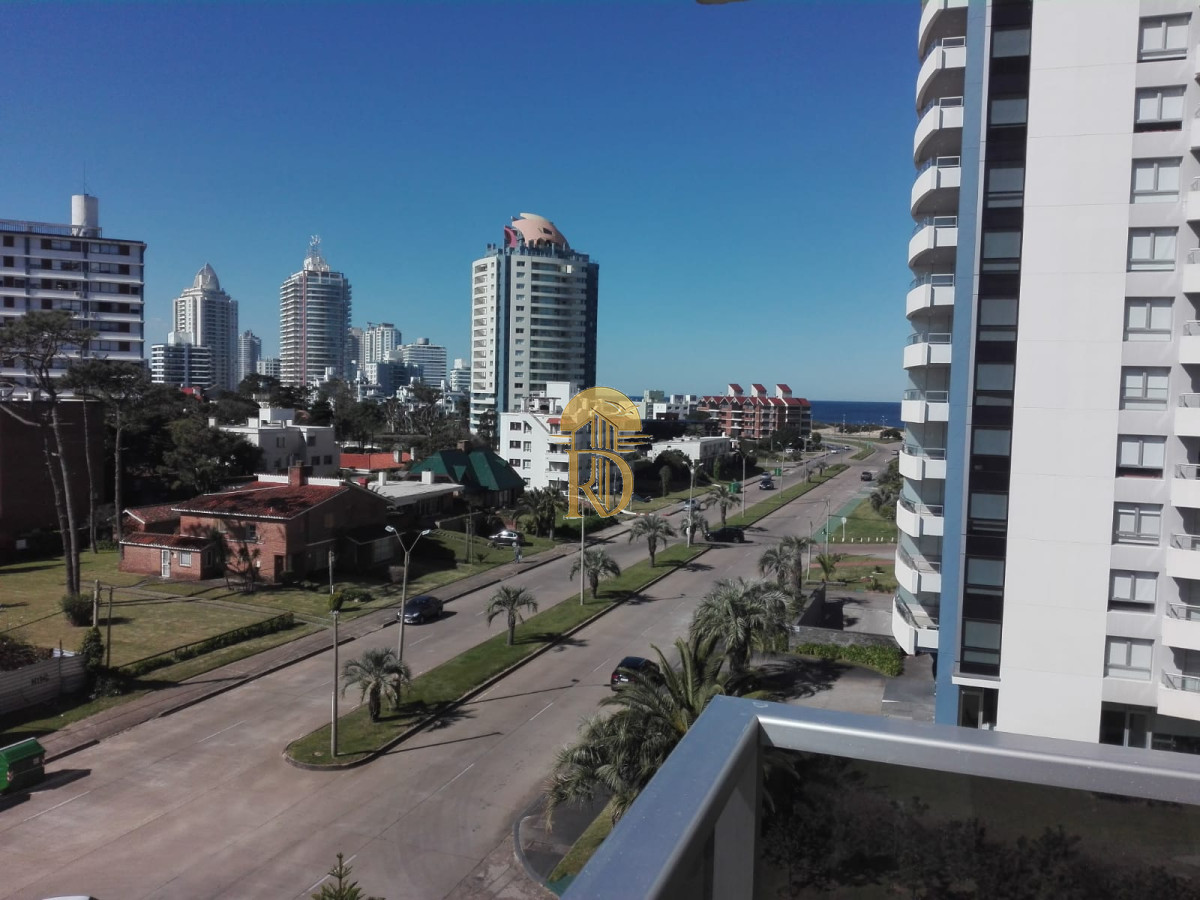 Apartamento en Venta de 2 dormitorios y medio en Punta del este , Playa Brava , Edificio Long Beach -id-818-2