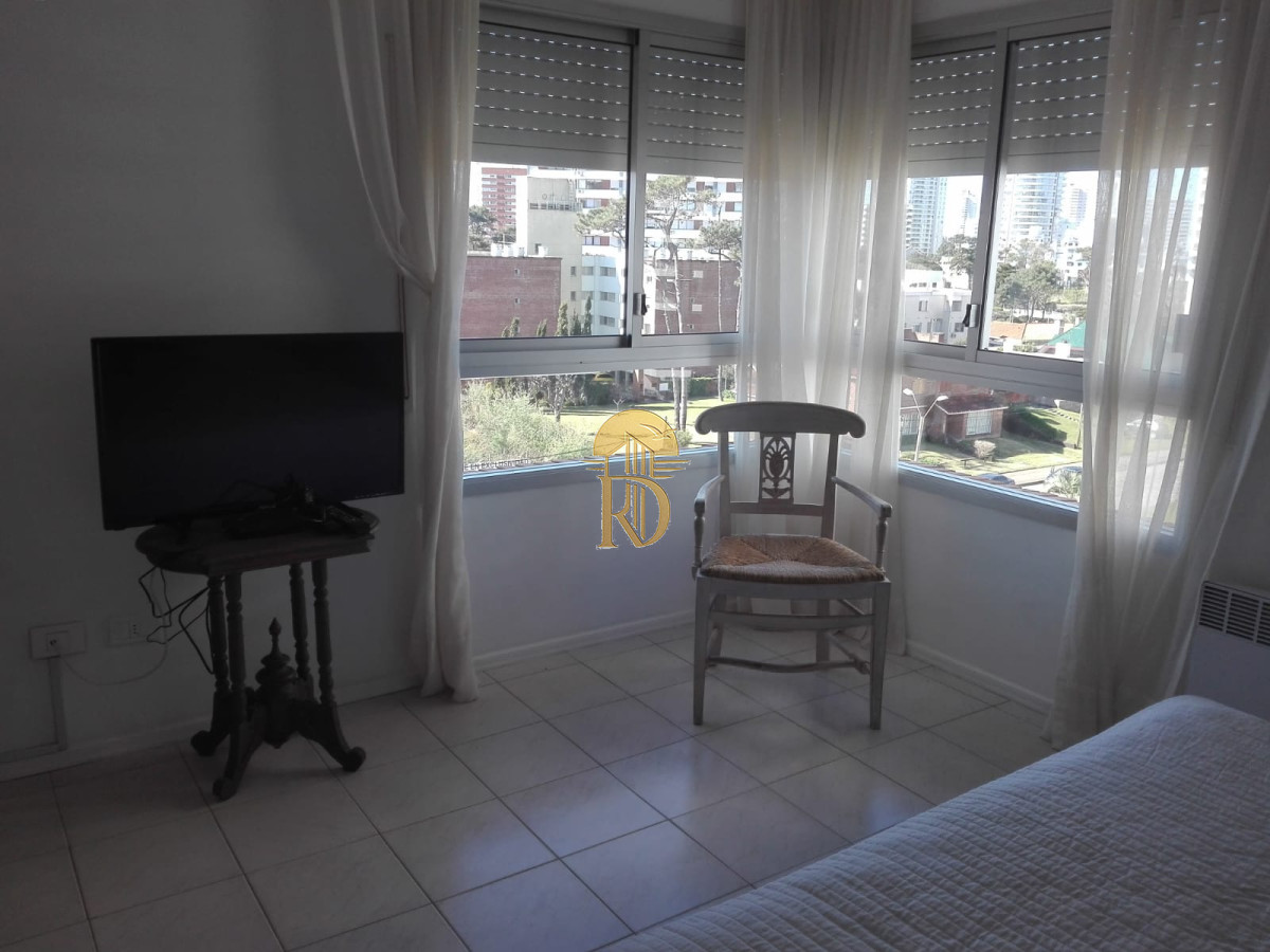 Apartamento en Venta de 2 dormitorios y medio en Punta del este , Playa Brava , Edificio Long Beach -id-818-8