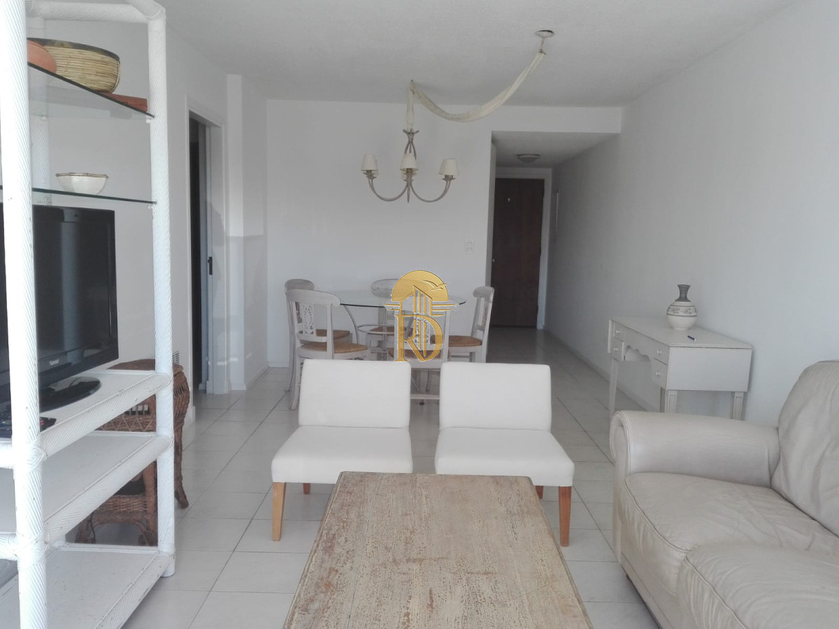 Apartamento en Venta de 2 dormitorios y medio en Punta del este , Playa Brava , Edificio Long Beach -id-818-4