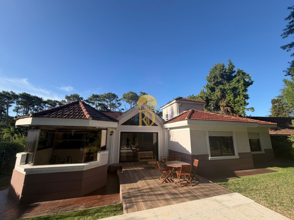 Casa en Alquiler anual U$D 4500 Punta del este 3 dormitorios San Rafael , Parrillero , Piscina -id-838-1