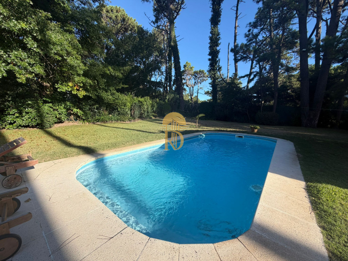 Casa en Alquiler anual U$D 4500 Punta del este 3 dormitorios San Rafael , Parrillero , Piscina -id-838-5