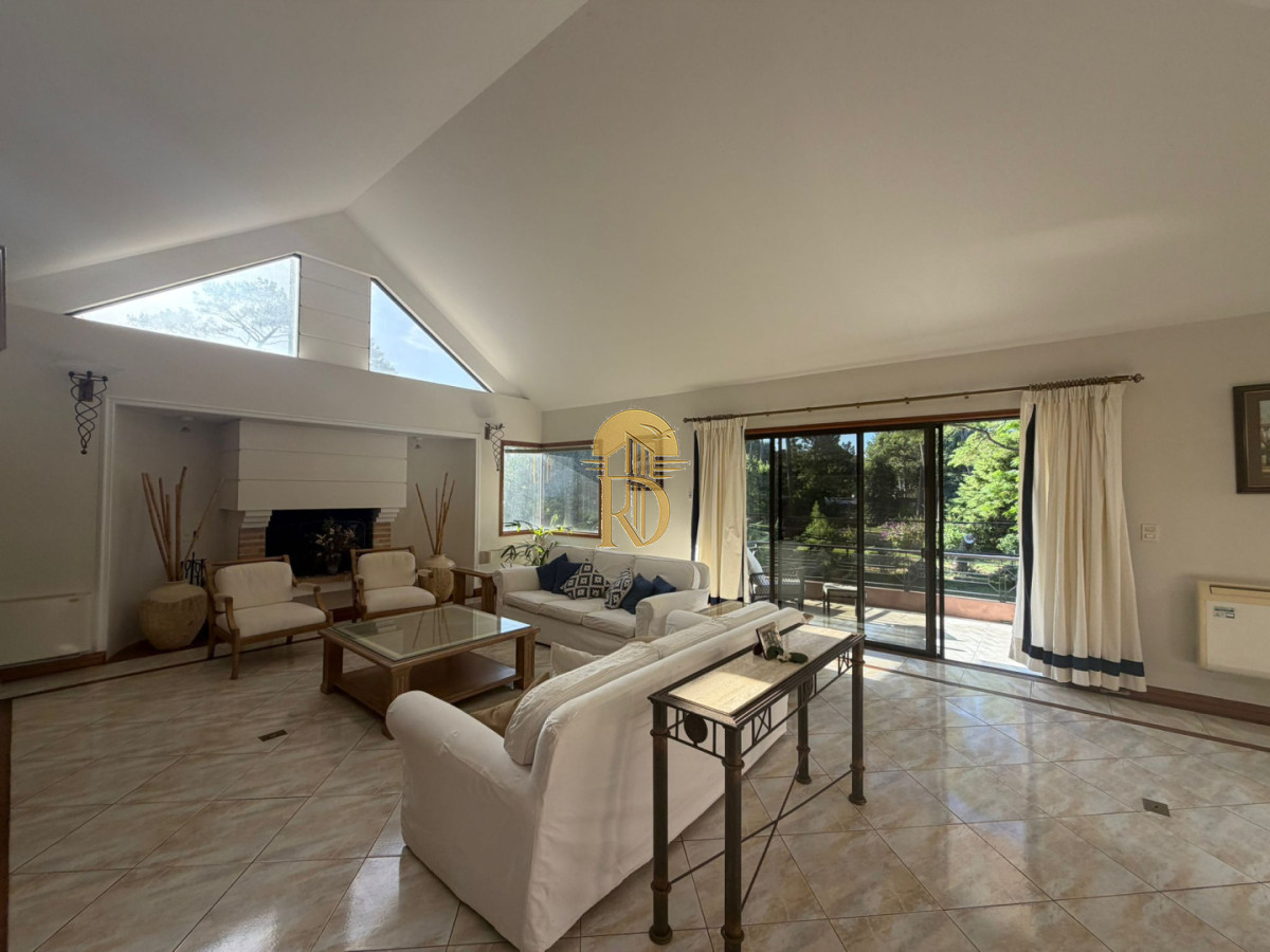 Casa en Alquiler anual U$D 4500 Punta del este 3 dormitorios San Rafael , Parrillero , Piscina -id-838-7