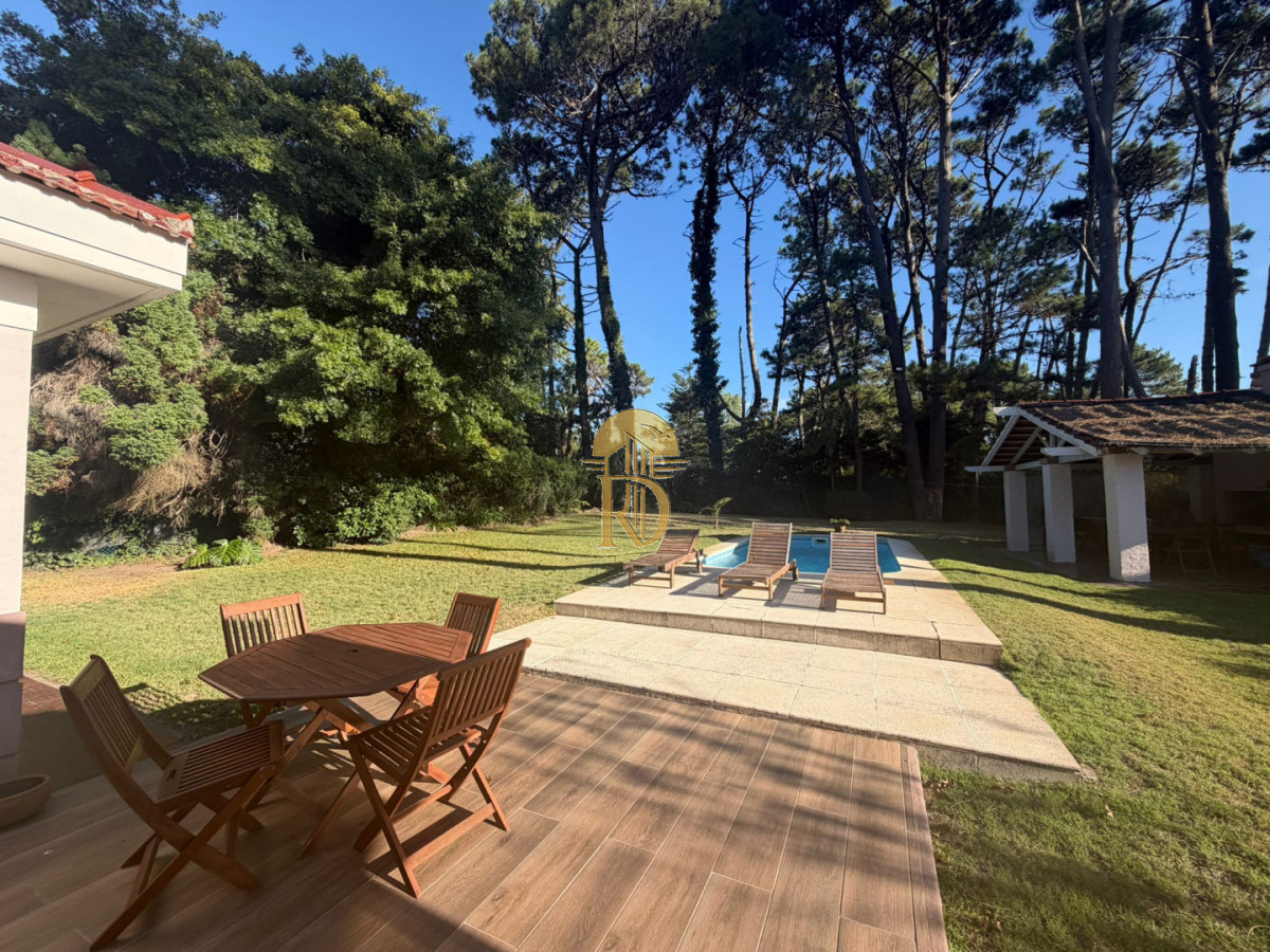 Casa en Alquiler anual U$D 4500 Punta del este 3 dormitorios San Rafael , Parrillero , Piscina -id-838-24
