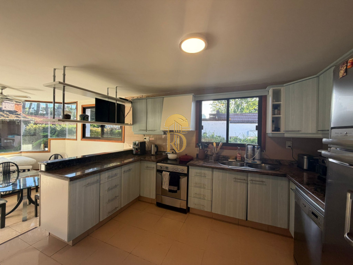 Casa en Alquiler anual U$D 4500 Punta del este 3 dormitorios San Rafael , Parrillero , Piscina -id-838-23